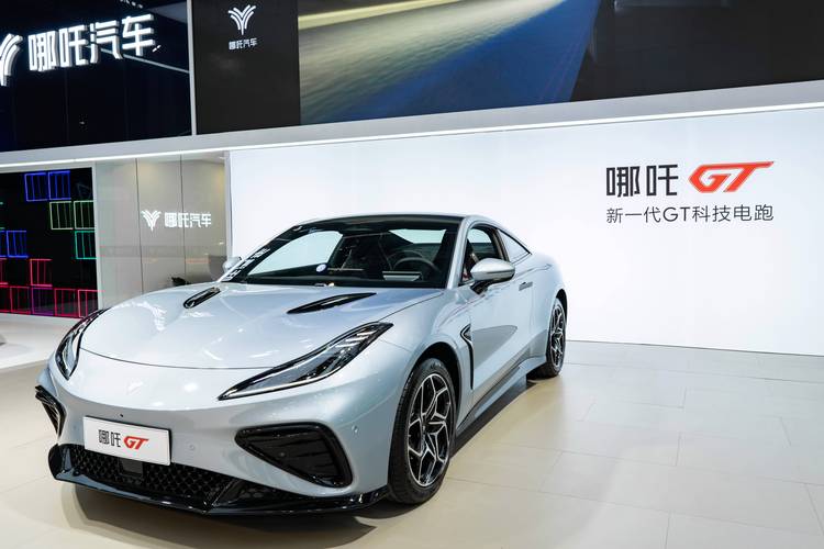 东莞141哪吒汽车在智能汽车领域的表现，领途汽车在新能源汽车市场中的影响力